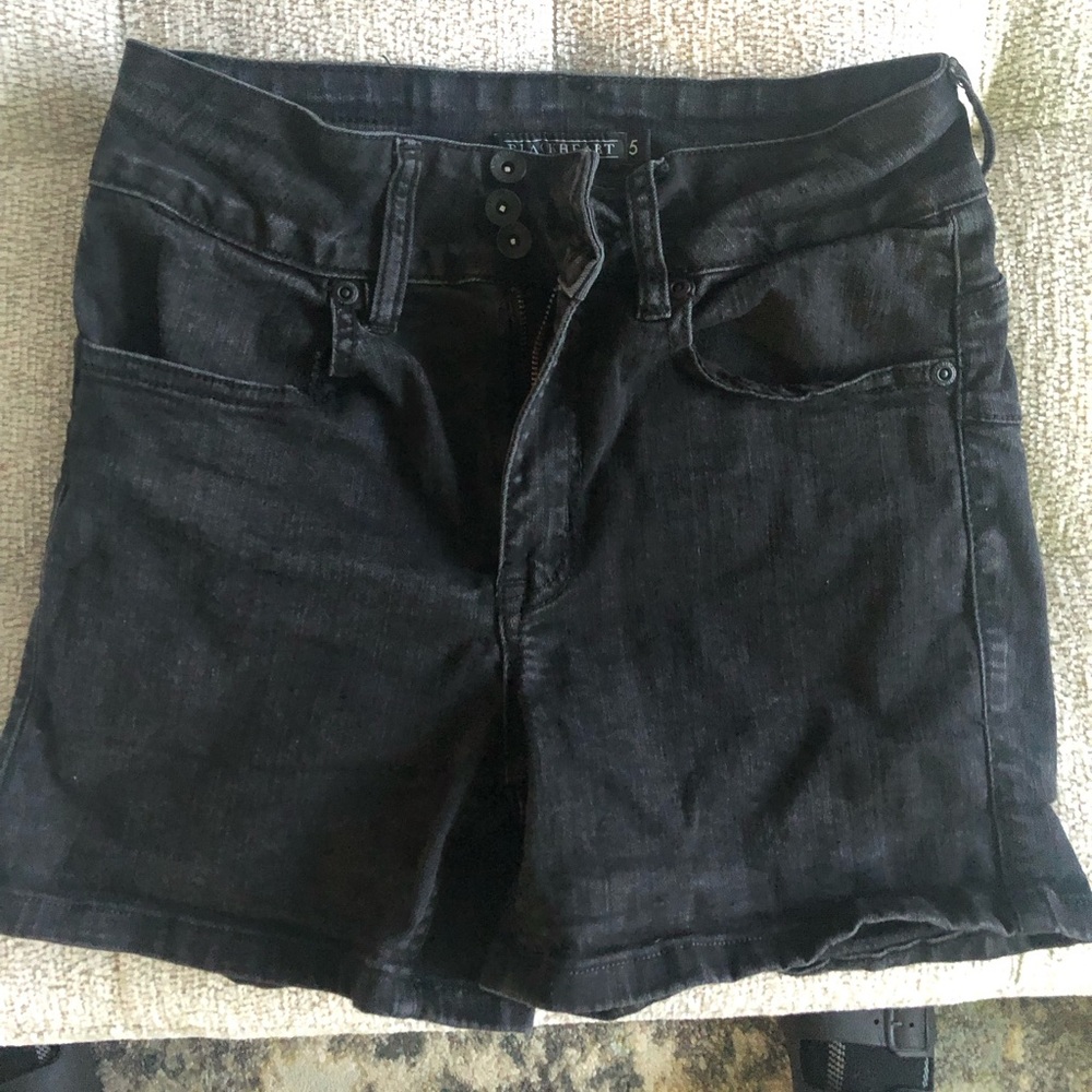 Black heart. Like new not worn. Size 5